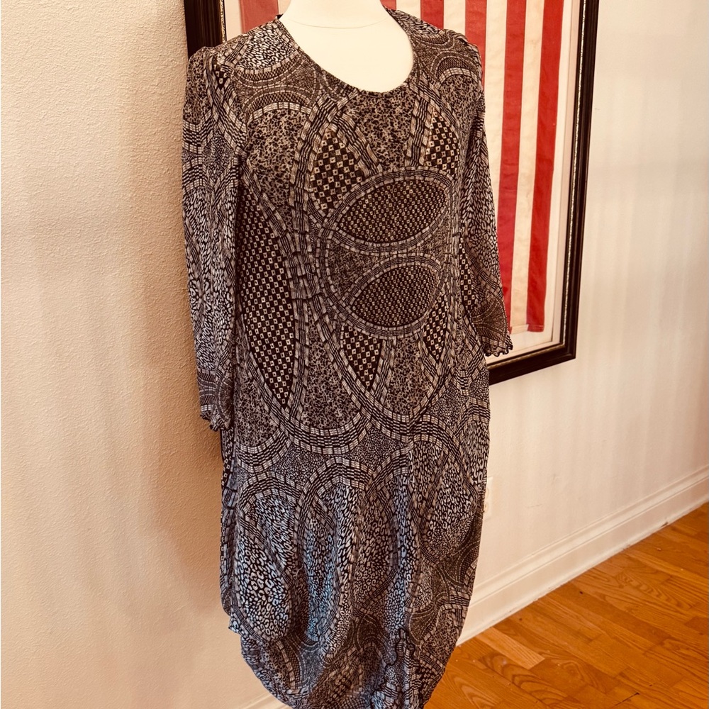 Giselle Shepatin -- Elegant Lined Black and White Patterned Dress